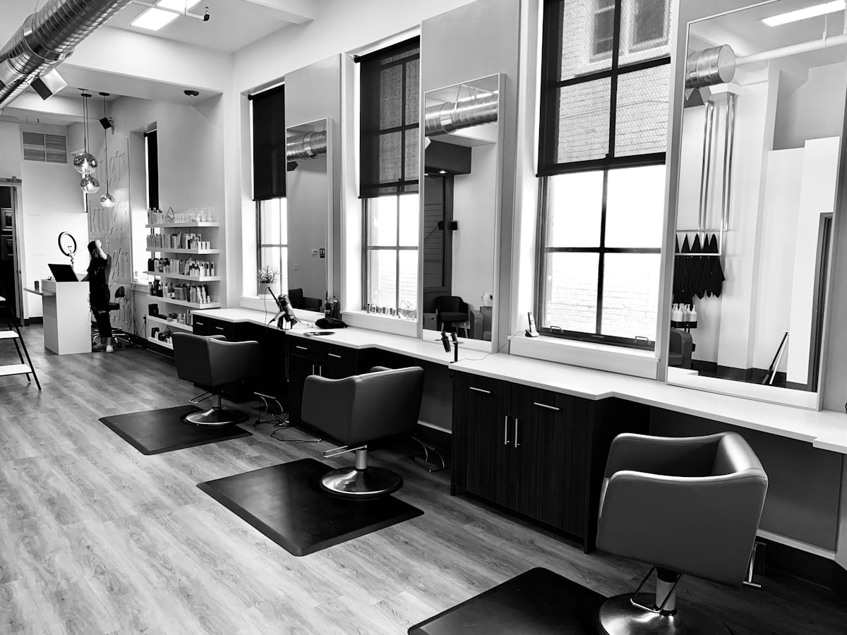 Blick in einen Friseursalon mit Stühlen und Spiegeln